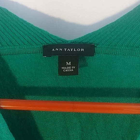 Ann Taylor Green Knit Top Med. - Picture 3 of 7
